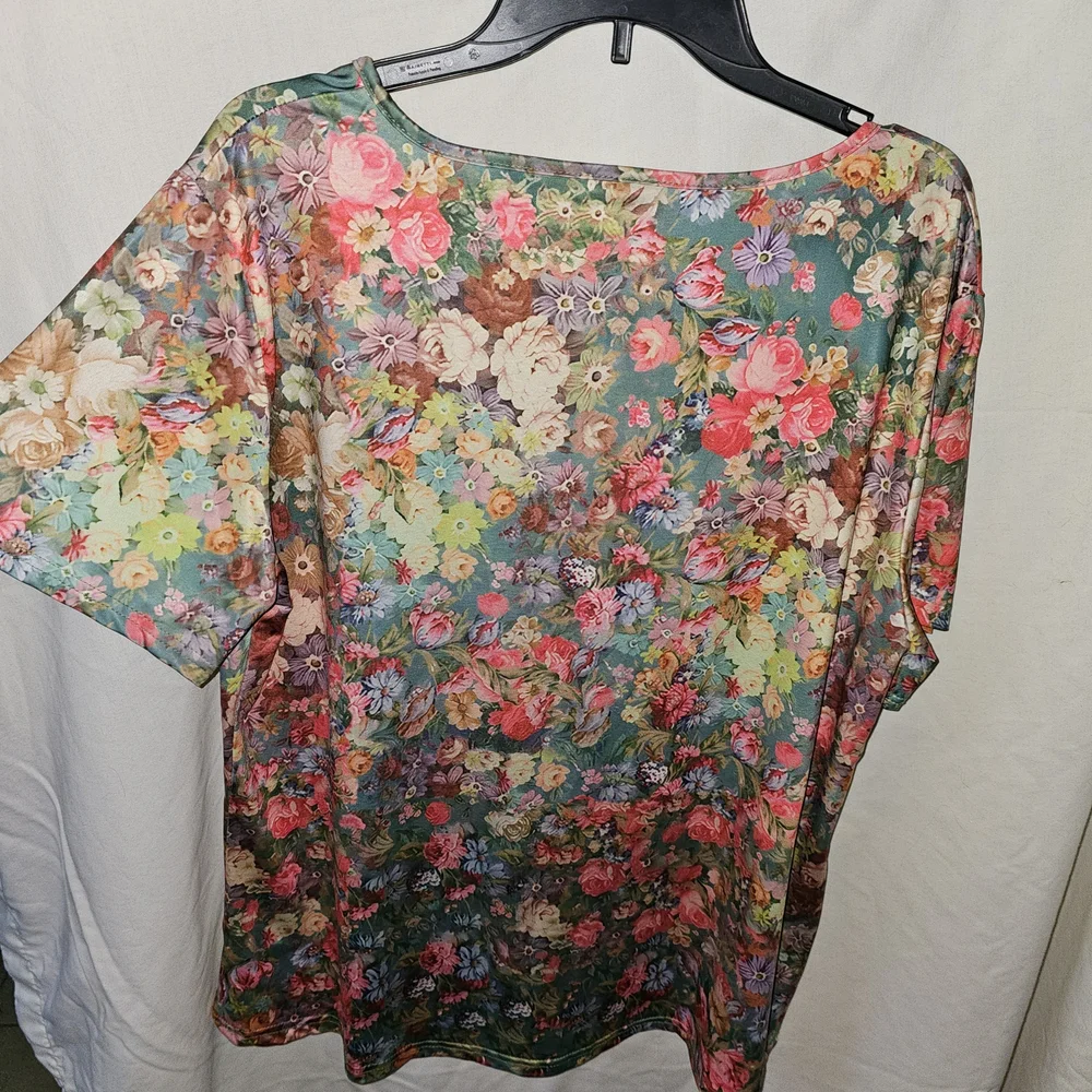 Source Unknown Floral V-Neck Short Sleeve Top - Green Multi - Picture 4 of 4